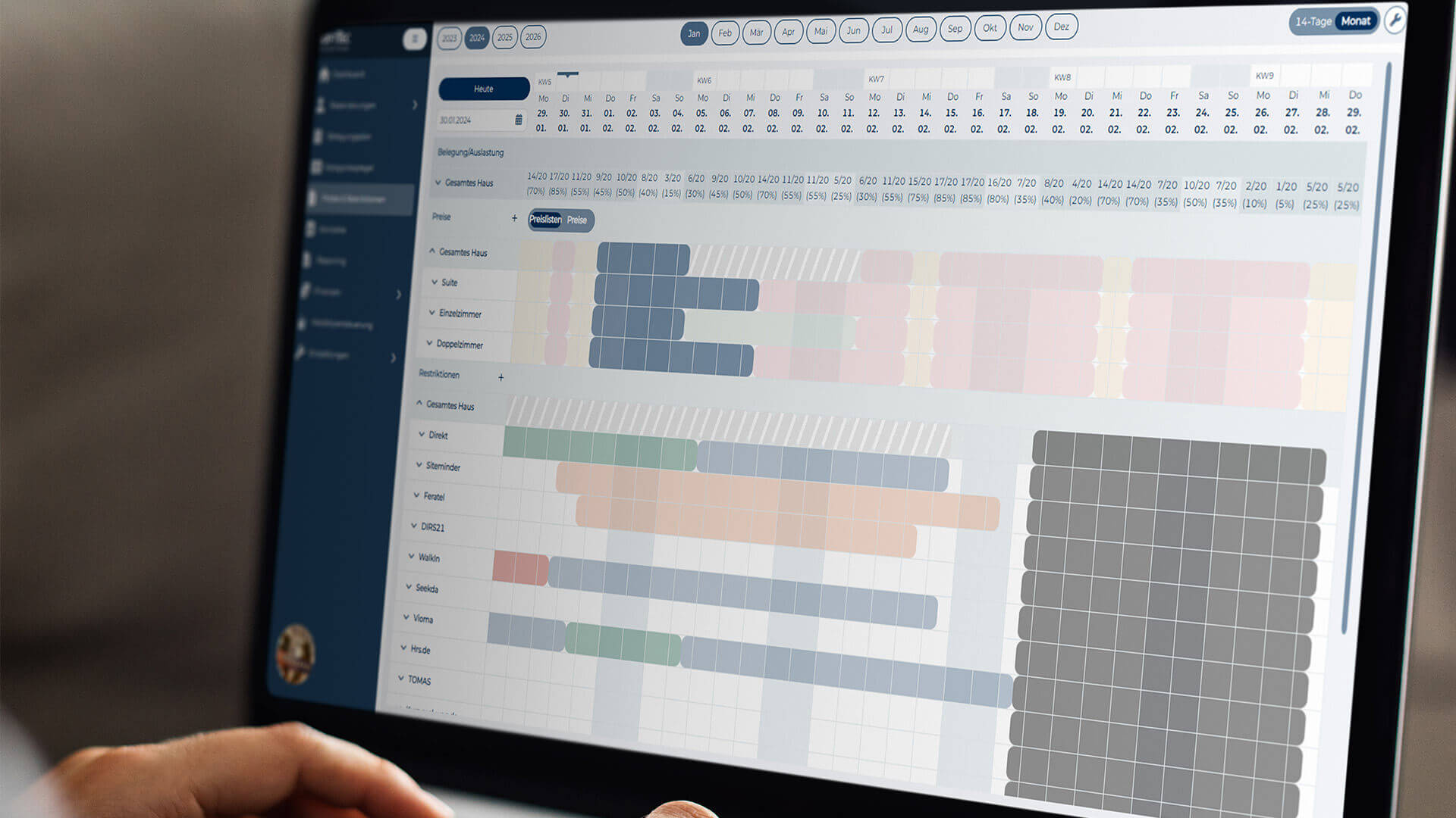 Nahaufnahme eines Bildschirms, auf demdie SoftTec Cloud Hotelsoftware zu sehen ist